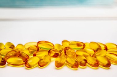 Balık yağı, omega 3, omega 6, omega 9, A vitamini, D vitamini, E vitamini, sağlıklı vitaminler, beyaz arka planda izole edilmiş Omega 3 gibi besin takviyesi içeren kapsülleri kapatın..