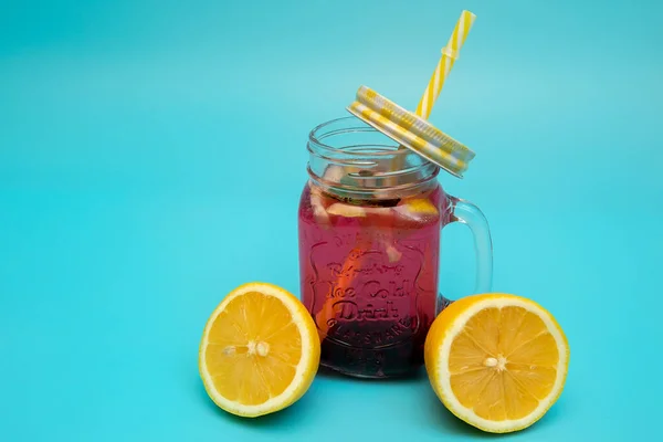 Uma Bebida Refrescante Bagas Limão Copo Com Boné Fundo Azul — Fotografia de Stock