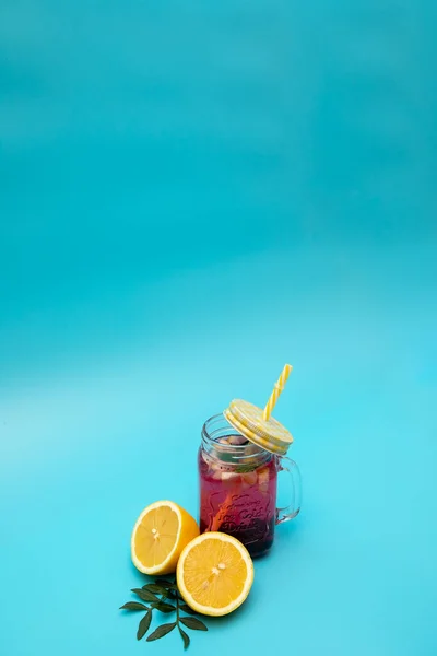 Uma Bebida Refrescante Bagas Limão Copo Com Boné Fundo Azul — Fotografia de Stock