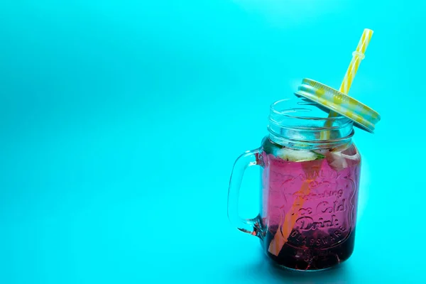 青い背景にキャップ付きのガラスの中のベリーとレモンのさわやかな飲み物 フルーツフレッシュレモネード — ストック写真