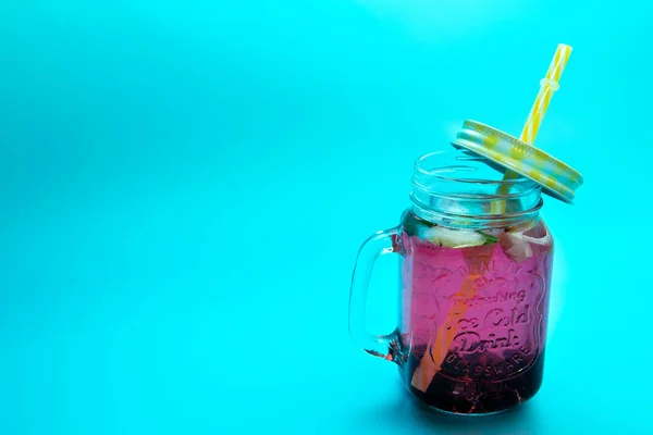 Uma Bebida Refrescante Bagas Limão Copo Com Boné Fundo Azul — Fotografia de Stock