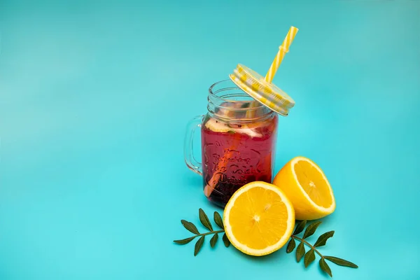 Uma Bebida Refrescante Bagas Limão Copo Com Boné Fundo Azul — Fotografia de Stock