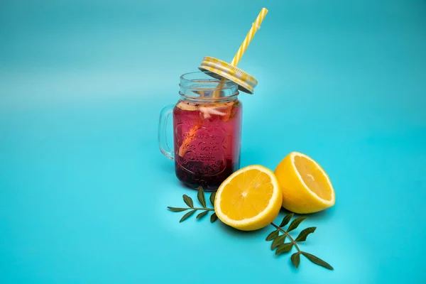 Uma Bebida Refrescante Bagas Limão Copo Com Boné Fundo Azul — Fotografia de Stock