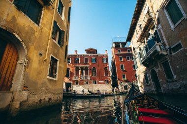 Venedik, İtalya 'da gondollu ve köprülü dar kanal. Venedik 'in mimarisi ve simgesi. Venedik 'in rahat şehri. Venedik Kanalında Gondol
