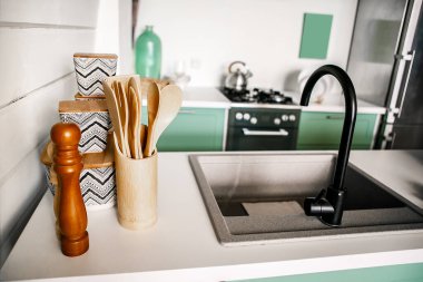 Çatal bıçaklı güzel modern mutfak..