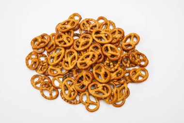 Beyaz arka planda tuzlu kraker şeklinde kraker serpiştirilmiş. Oktoberfest sembolü Tuzlu Atıştırmalıklar