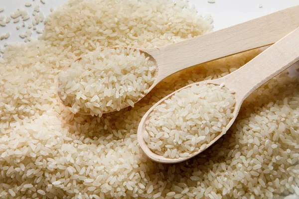 Arroz Blanco Con Una Cuchara Madera Sobre Una Pila Arroz —  Fotos de Stock