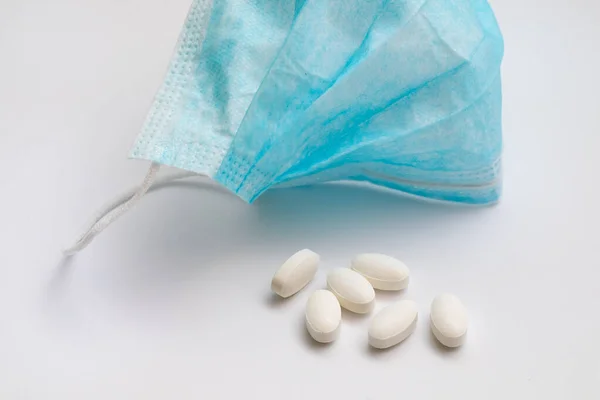 Maska Medyczna Białe Tabletki Białym Tle — Zdjęcie stockowe
