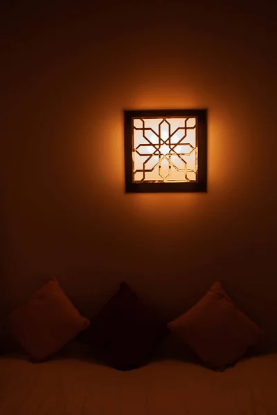 Färgglad klassisk marockansk inredning. Romantiskt sovrum. Autentiska marockanska sovrum i traditionell riad — Stockfoto