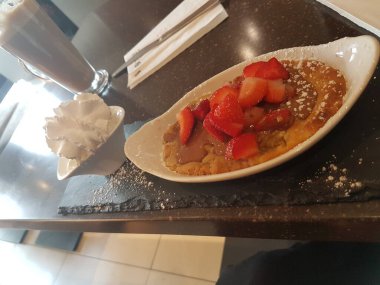 Kremalı çilekli waffle tatlısı