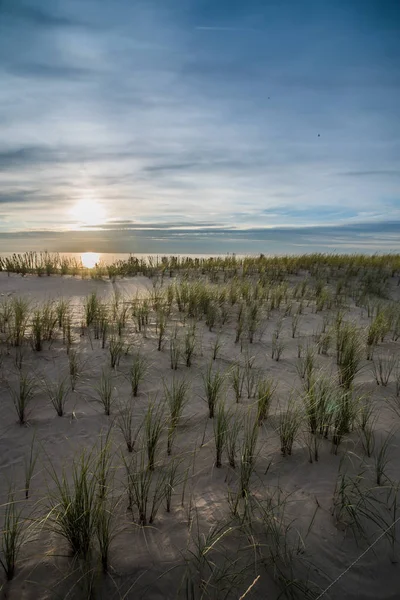 Lebhafter Sonnenuntergang am holländischen Strand — Stockfoto
