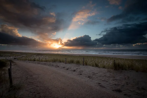 Coucher de soleil vif sur la plage hollandaise — Photo