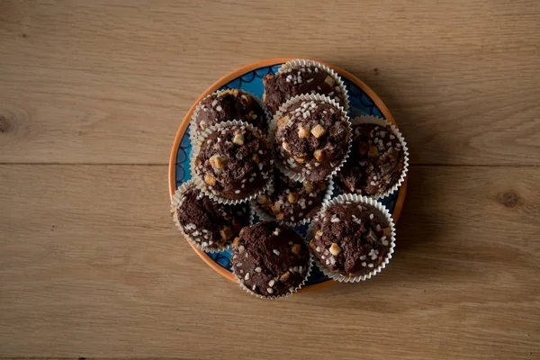 Pastel de chocolate y cupcakes — Foto de Stock