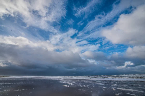 Hübsche Wolken am holländischen Strand — Stockfoto