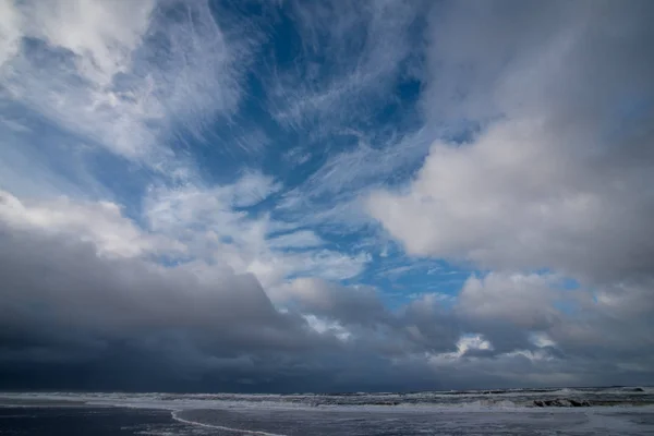 Nuvens bonitas na praia holandesa — Fotografia de Stock