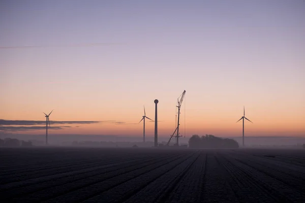 日の出で工事中に新しい風車 ロイヤリティフリーのストック写真