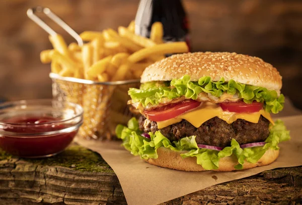 Hamburger Mit Käse Und Bratkartoffeln Auf Einem Holztisch — Stockfoto