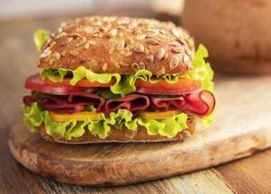 Jambonlu ve peynirli sandviç.