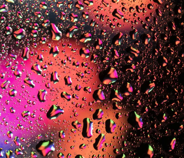 ガラスに水滴が付いている色の背景 — ストック写真