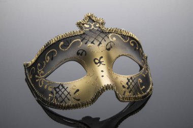 Gri bir arkaplanda karnaval maskesi