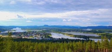 Tepenin tepesinden gururlu ve taşkın dolu nehrin manzarası