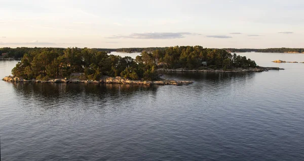 İsveç. Gün batımında Baltık skerries