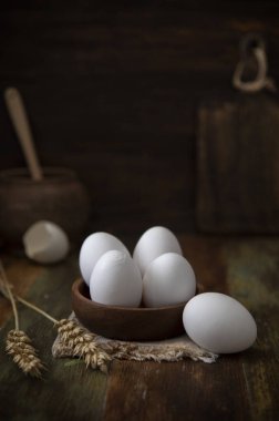 Tahta masada beyaz tavuk yumurtası.