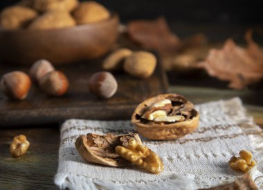 Tahta bir masada ceviz.