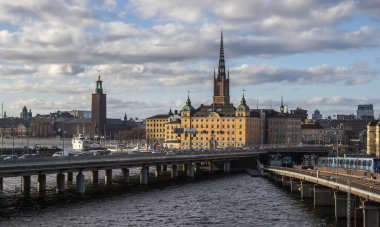Stockholm. Bulutlu bir gökyüzünün altında şehir manzarası