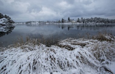 İsveç 'te gölde kış akşamı