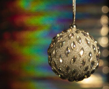 Renk eğimli arka planda Noel ağacı oyuncağı