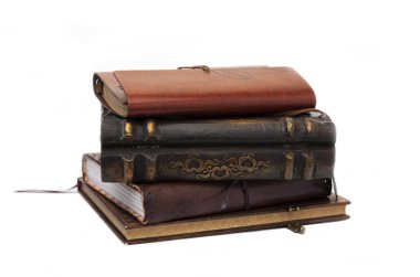 Beyaz masadaki eski kitaplar yığını.