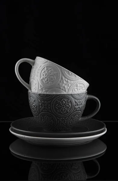 Teetassen Untertassen Auf Schwarzem Hintergrund — Stockfoto