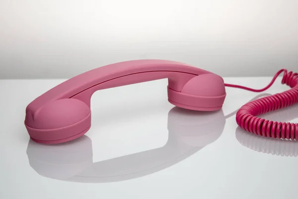 Розовый Телефон Белом Столе — стоковое фото