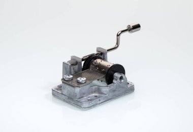 Beyaz bir masada müzik mekanizması