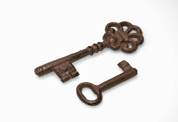 Два старых ключа на белом фоне
