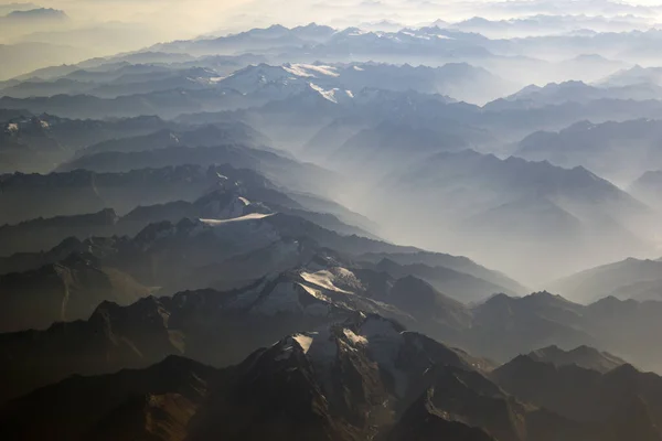 Βουνά Ομιχλώδη Ομίχλη Από Ένα Παράθυρο Αεροπλάνου — Φωτογραφία Αρχείου