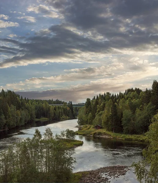 Bewolkte Lucht Boven Een Kronkelende Rivier — Stockfoto