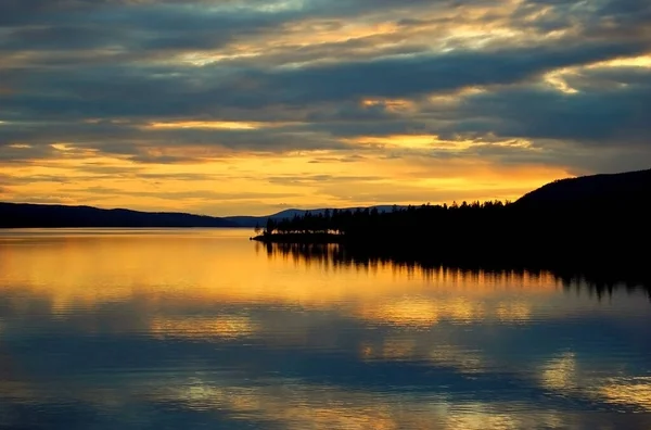 Cielo Anaranjado Atardecer Sobre Río —  Fotos de Stock