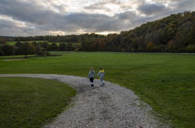 İki kız yolda yürüyor.