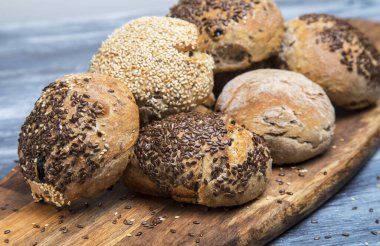 Kesme tahtasında taze hamur işleri