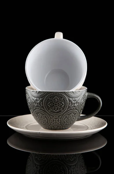 Weiße Und Graue Teetassen Und Untertassen Auf Schwarzem Hintergrund — Stockfoto