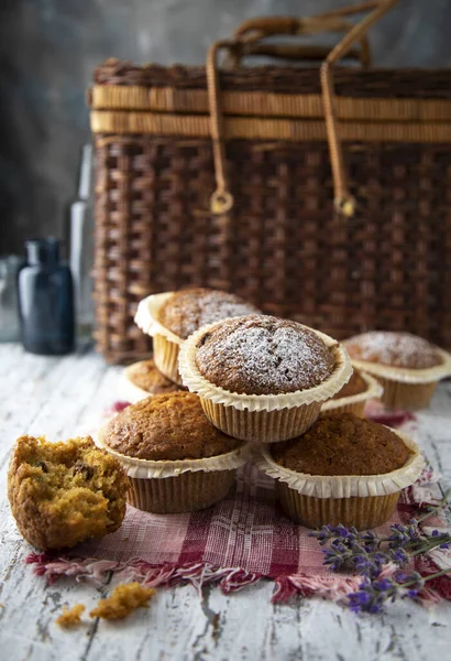 Čerstvé Muffiny Posypané Cukrovou Polevou Bílém Dřevěném Stole — Stock fotografie