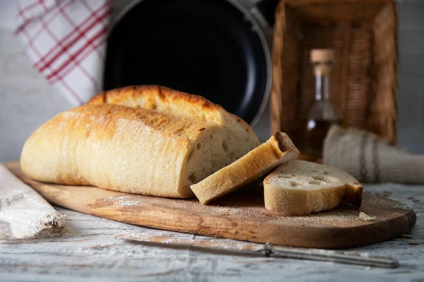 Vers Gesneden Brood Een Houten Tafel — Stockfoto