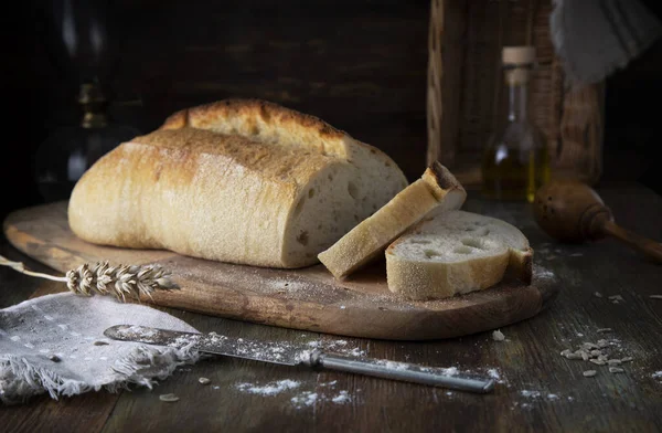 Pão Branco Fresco Uma Mesa Madeira Rústica — Fotografia de Stock