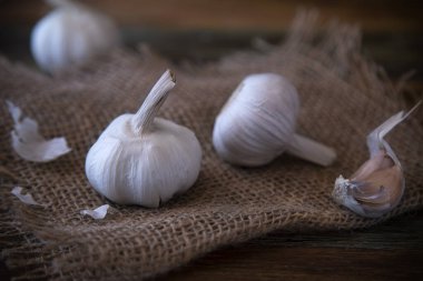Sarımsak ahşap bir masada yatıyor.