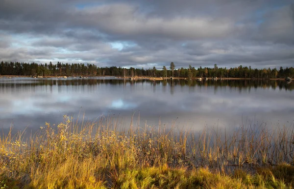 Bewölkter Himmel Über Dem Herbstsee — Stockfoto