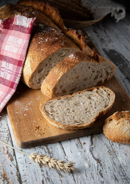 Vers Gesneden Brood Een Houten Tafel — Stockfoto