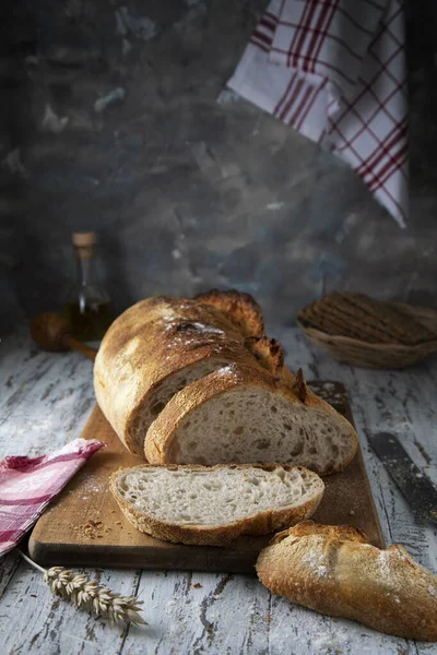 Vers Gesneden Brood Een Houten Tafel — Stockfoto