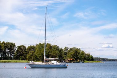 İsveç. Mavi bir gökyüzünün altında beyaz bir yat